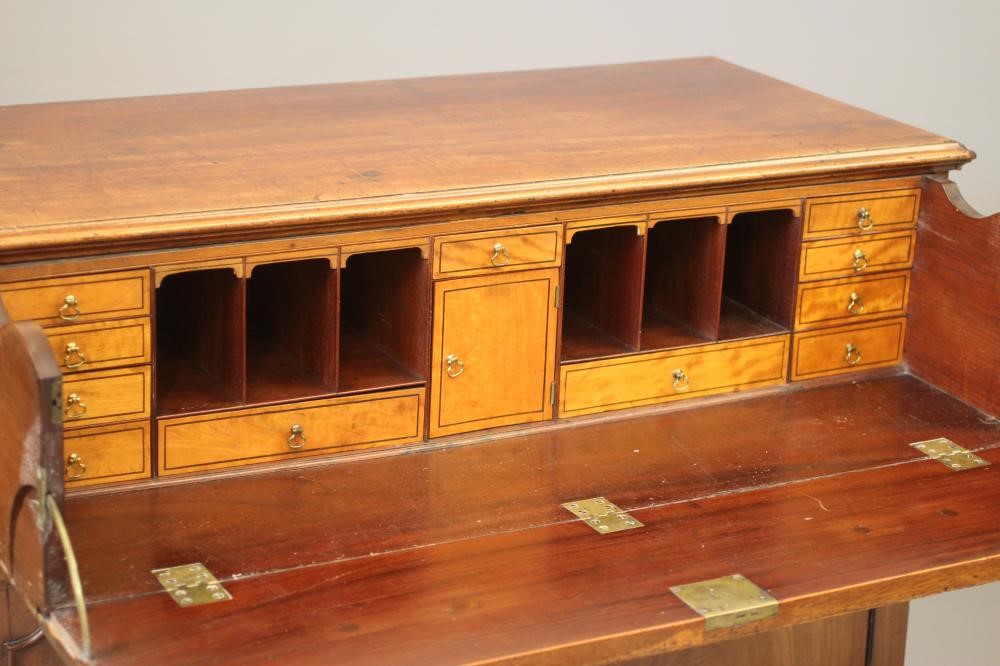 A GEORGIAN MAHOGANY SECRETAIRE Image