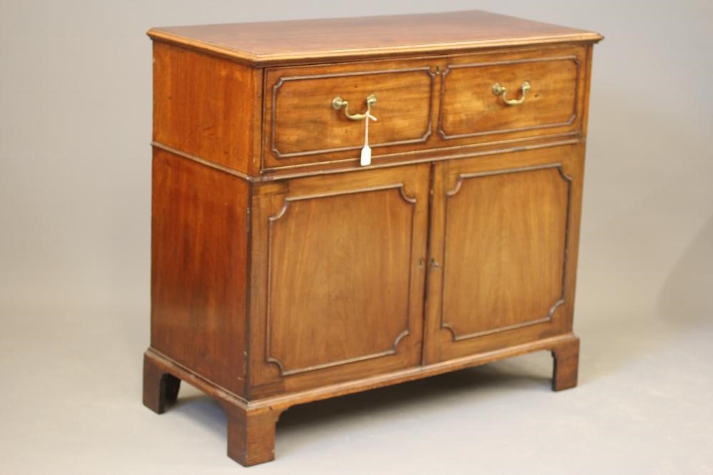 A GEORGIAN MAHOGANY SECRETAIRE Image