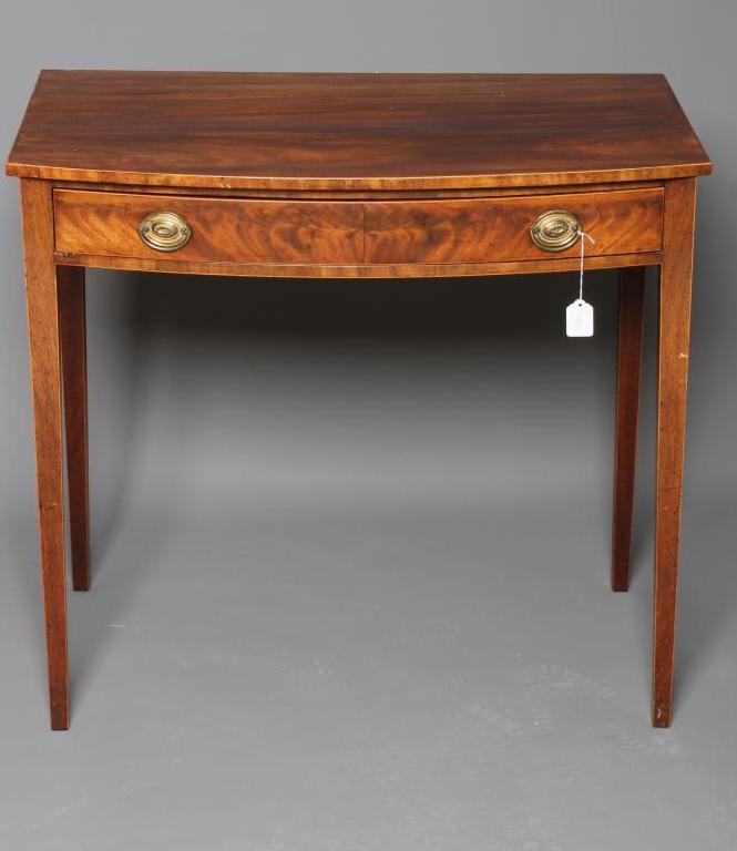 A GEORGIAN MAHOGANY SIDE TABLE Image