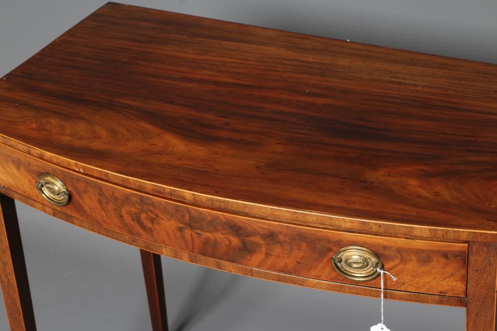 A GEORGIAN MAHOGANY SIDE TABLE Image