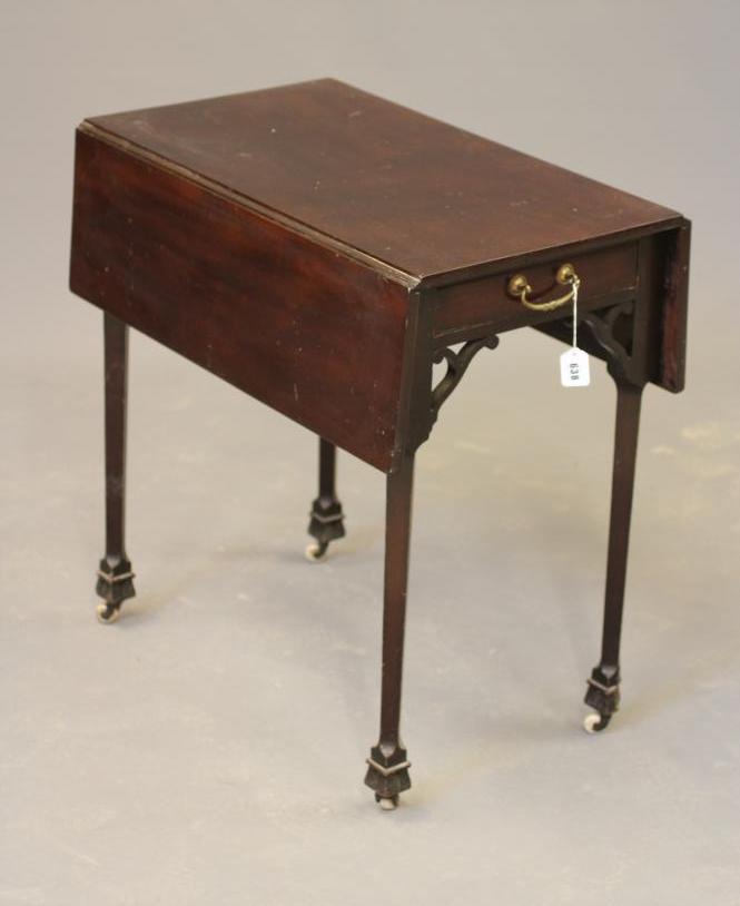 A GEORGIAN MAHOGANY PEMBROKE TABLE Image