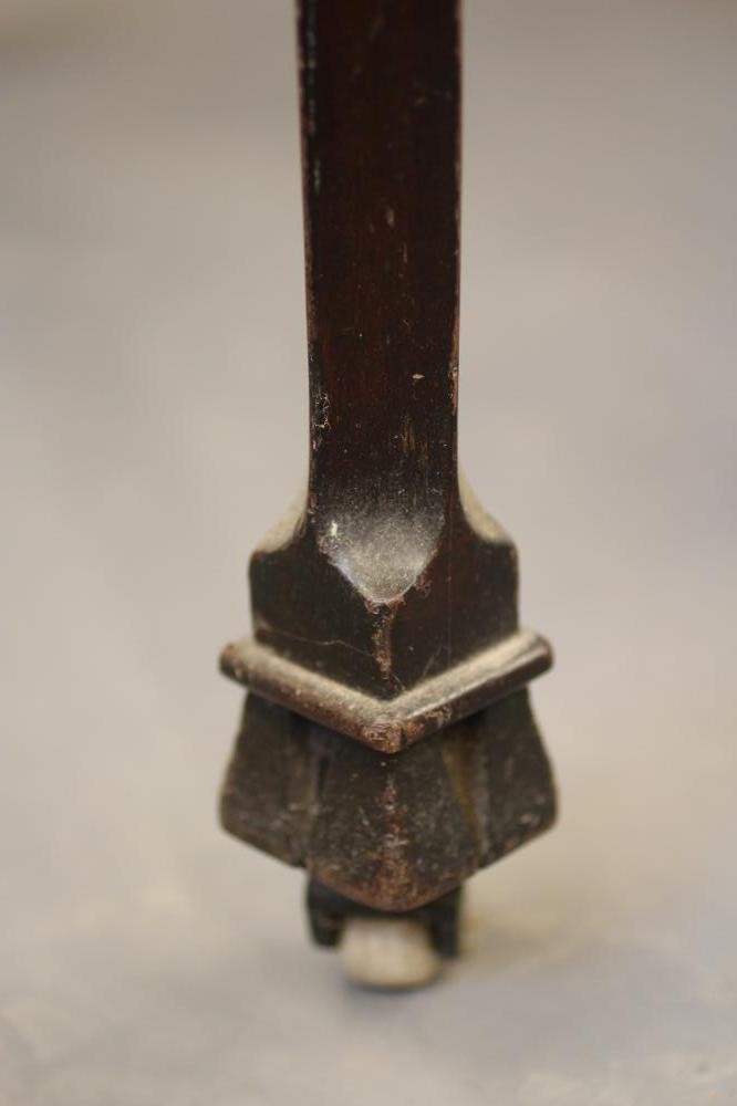 A GEORGIAN MAHOGANY PEMBROKE TABLE Image