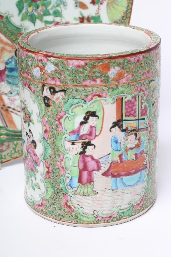 A CANTONESE PORCELAIN CHARGER of plain circular form Image