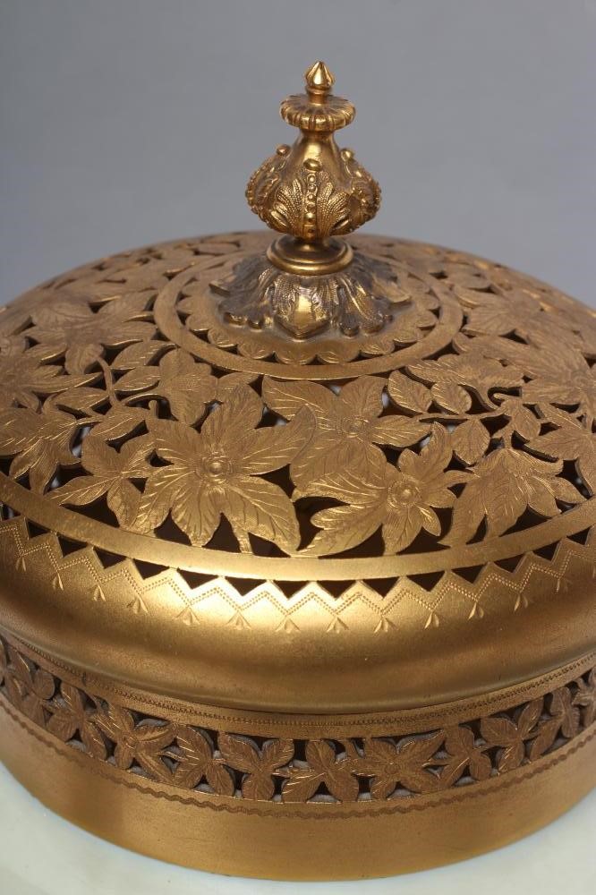 A VICTORIAN WEBB TYPE GLASS VASE of ovoid form Image