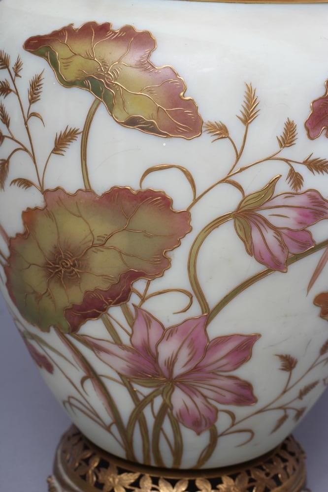 A VICTORIAN WEBB TYPE GLASS VASE of ovoid form Image