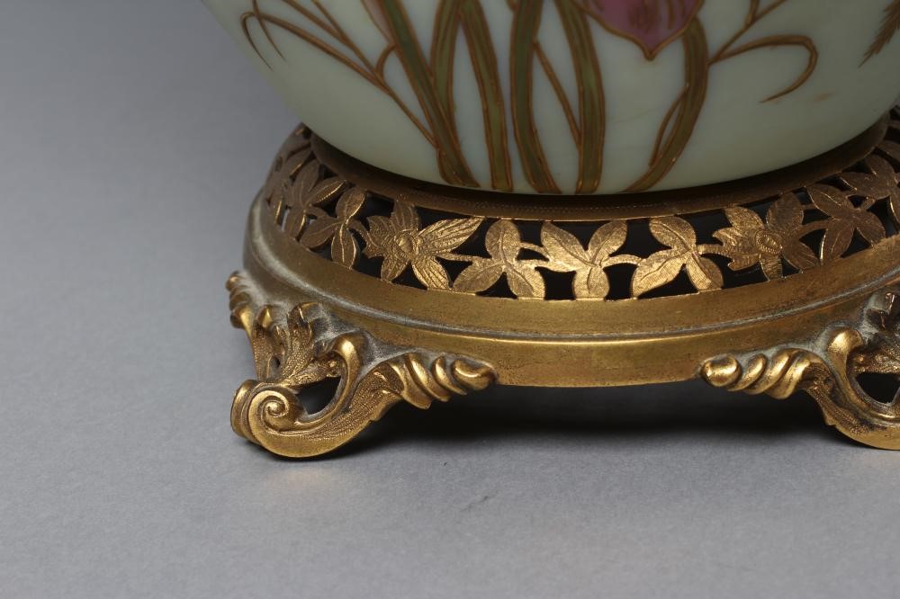 A VICTORIAN WEBB TYPE GLASS VASE of ovoid form Image