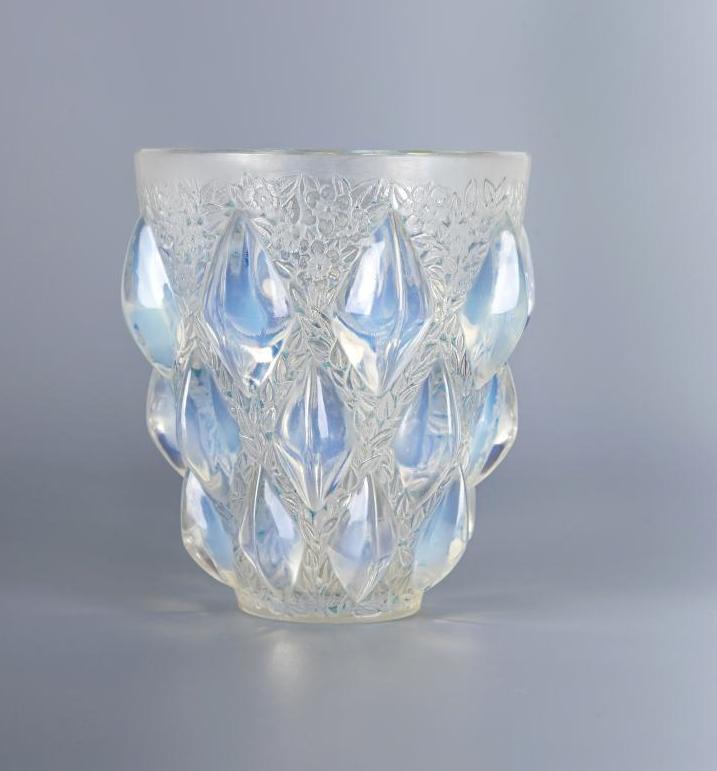 A LALIQUE GLASS RAMPILLON VASE Image