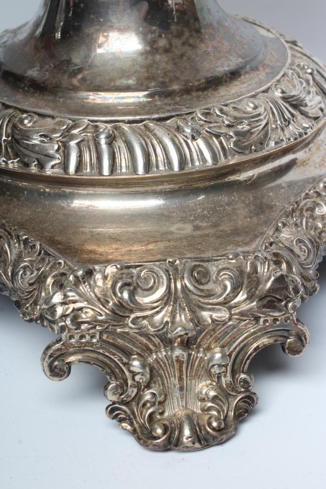 A LARGE OLD SHEFFIELD PLATE TEA URN Image