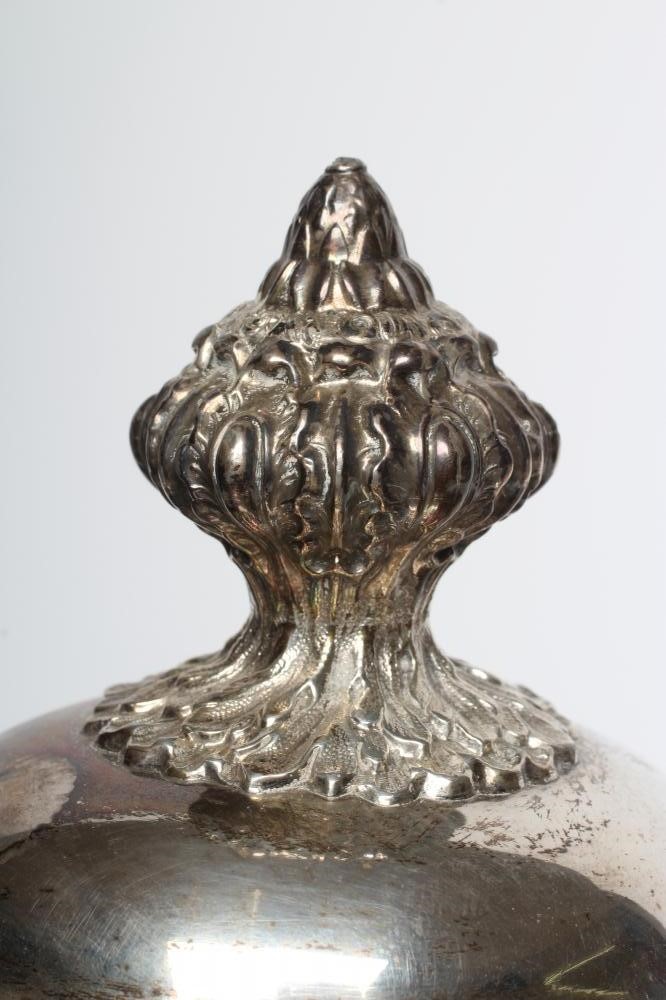 A LARGE OLD SHEFFIELD PLATE TEA URN Image