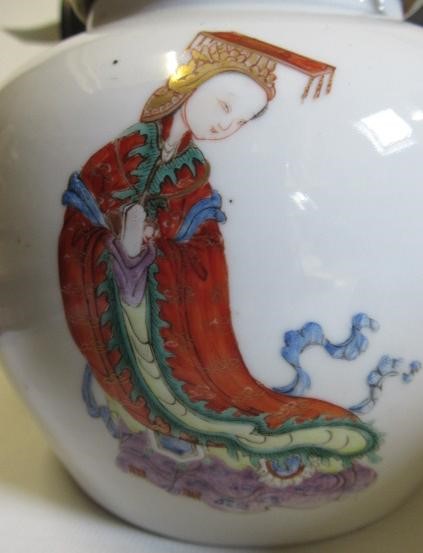 A CHINESE PORCELAIN TEAPOT AND COVER of rounded cylindrical form Image