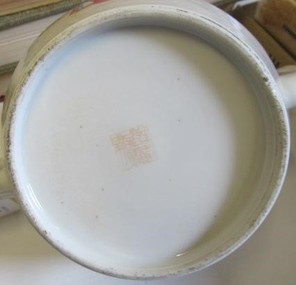 A CHINESE PORCELAIN TEAPOT AND COVER of rounded cylindrical form Image