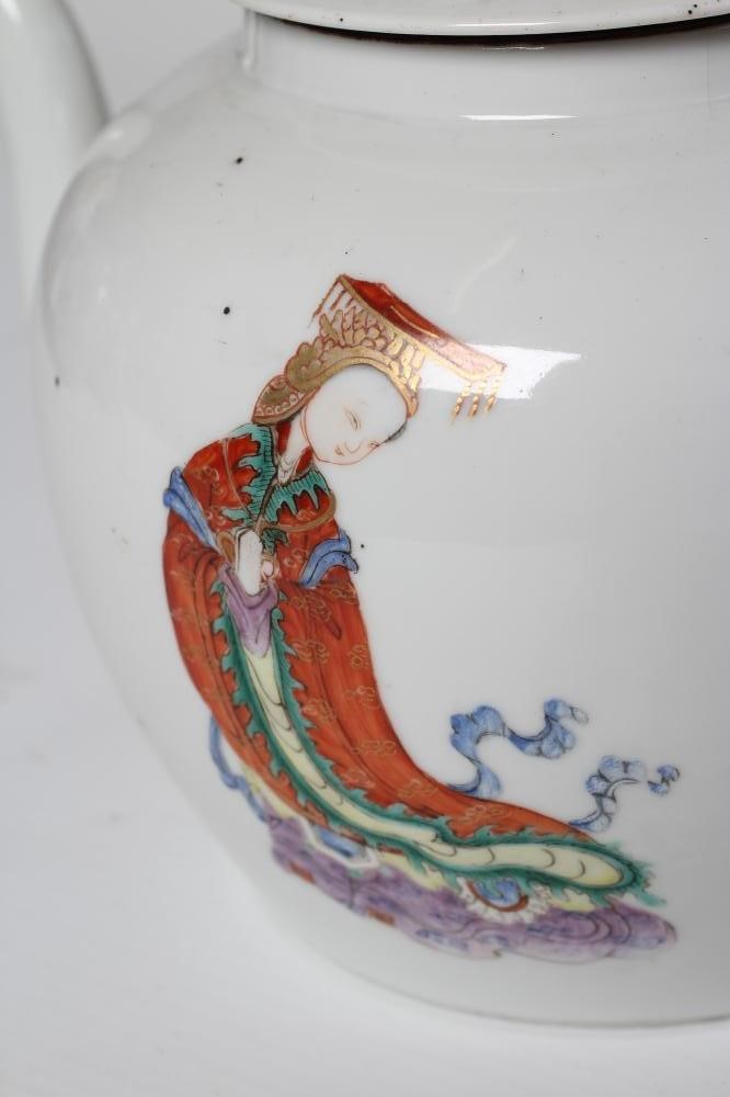 A CHINESE PORCELAIN TEAPOT AND COVER of rounded cylindrical form Image