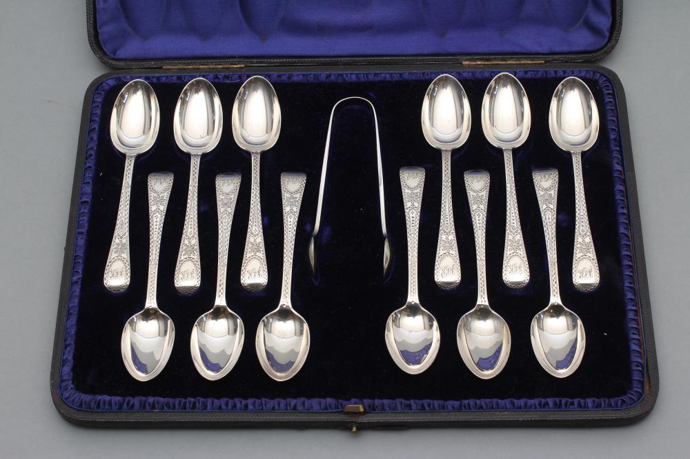 A SET OF TWELVE LATE VICTORIAN TEASPOONS Image