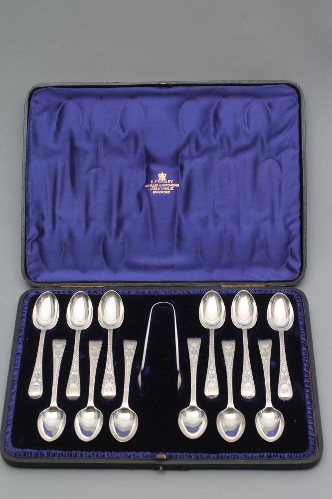 A SET OF TWELVE LATE VICTORIAN TEASPOONS Image