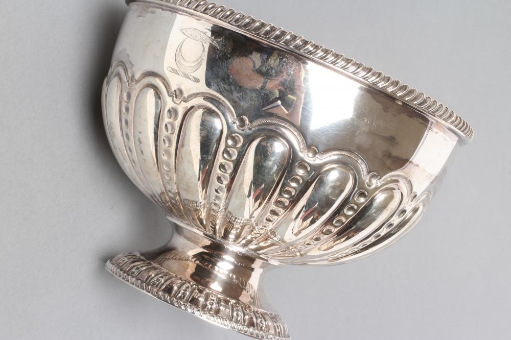 A LATE VICTORIAN ROSE BOWL Image