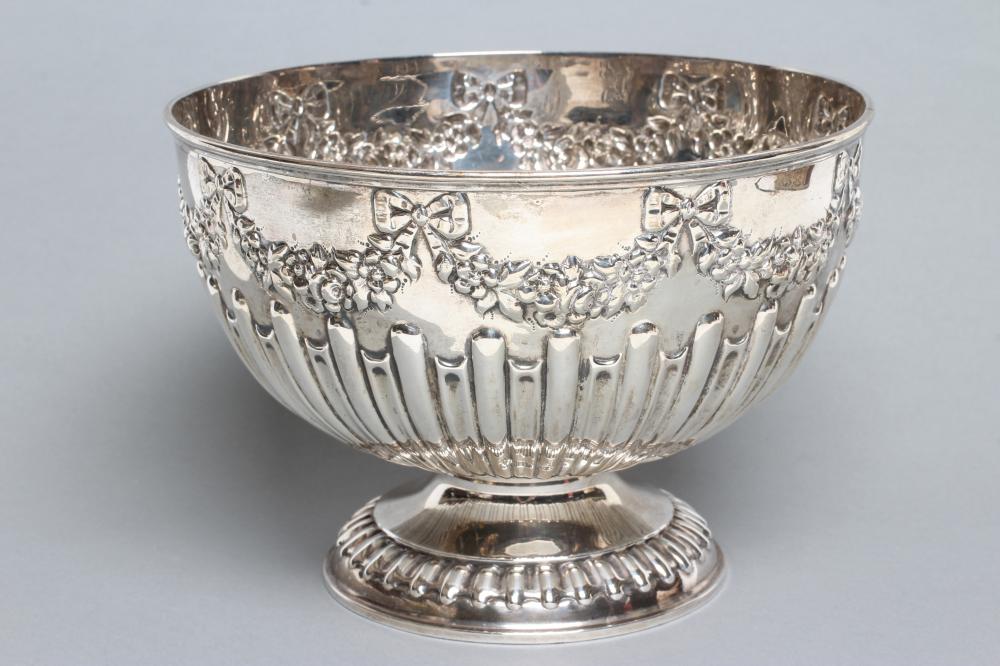 A LATE VICTORIAN ROSE BOWL Image