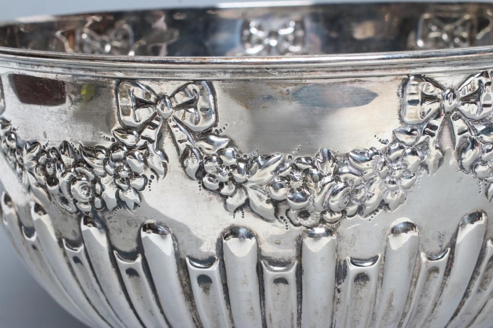 A LATE VICTORIAN ROSE BOWL Image