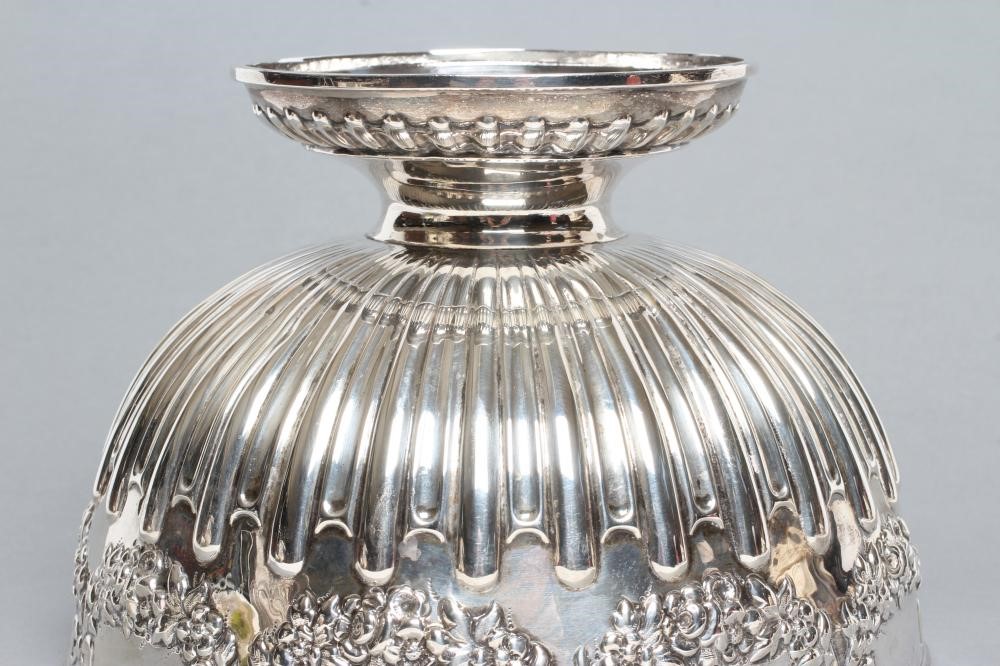 A LATE VICTORIAN ROSE BOWL Image