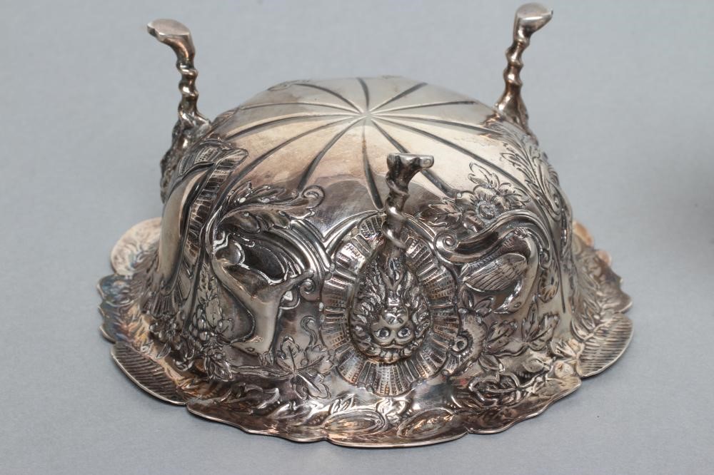 A LATE VICTORIAN CREAM JUG AND SUGAR BASIN Image