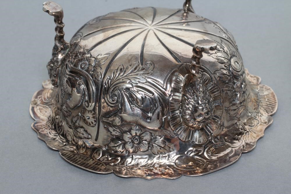 A LATE VICTORIAN CREAM JUG AND SUGAR BASIN Image