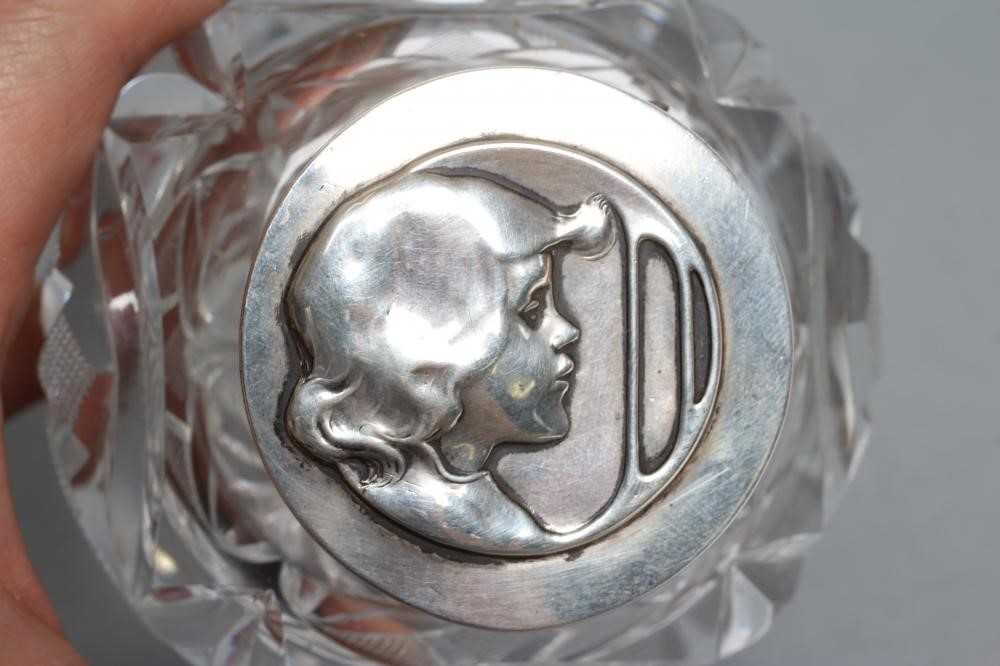 A LATE VICTORIAN CLEAR GLASS INKWELL Image