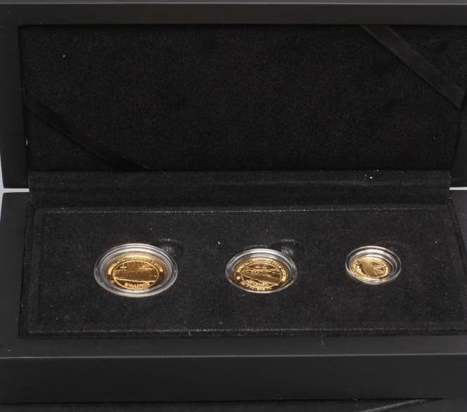 AN ELIZABETH II DUNKIRK 80TH ANNIVERSARY PROOF GOLD SOVEREIGN PRESTIGE THREE COIN SET Image