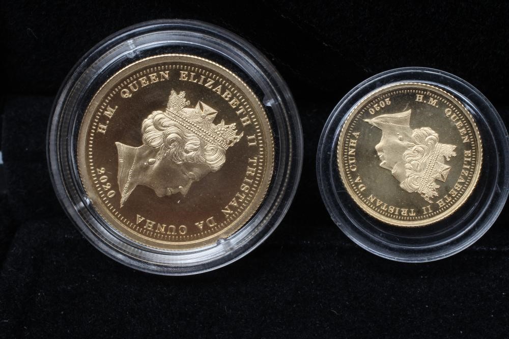 AN ELIZABETH II DUNKIRK 80TH ANNIVERSARY PROOF GOLD SOVEREIGN PRESTIGE THREE COIN SET Image