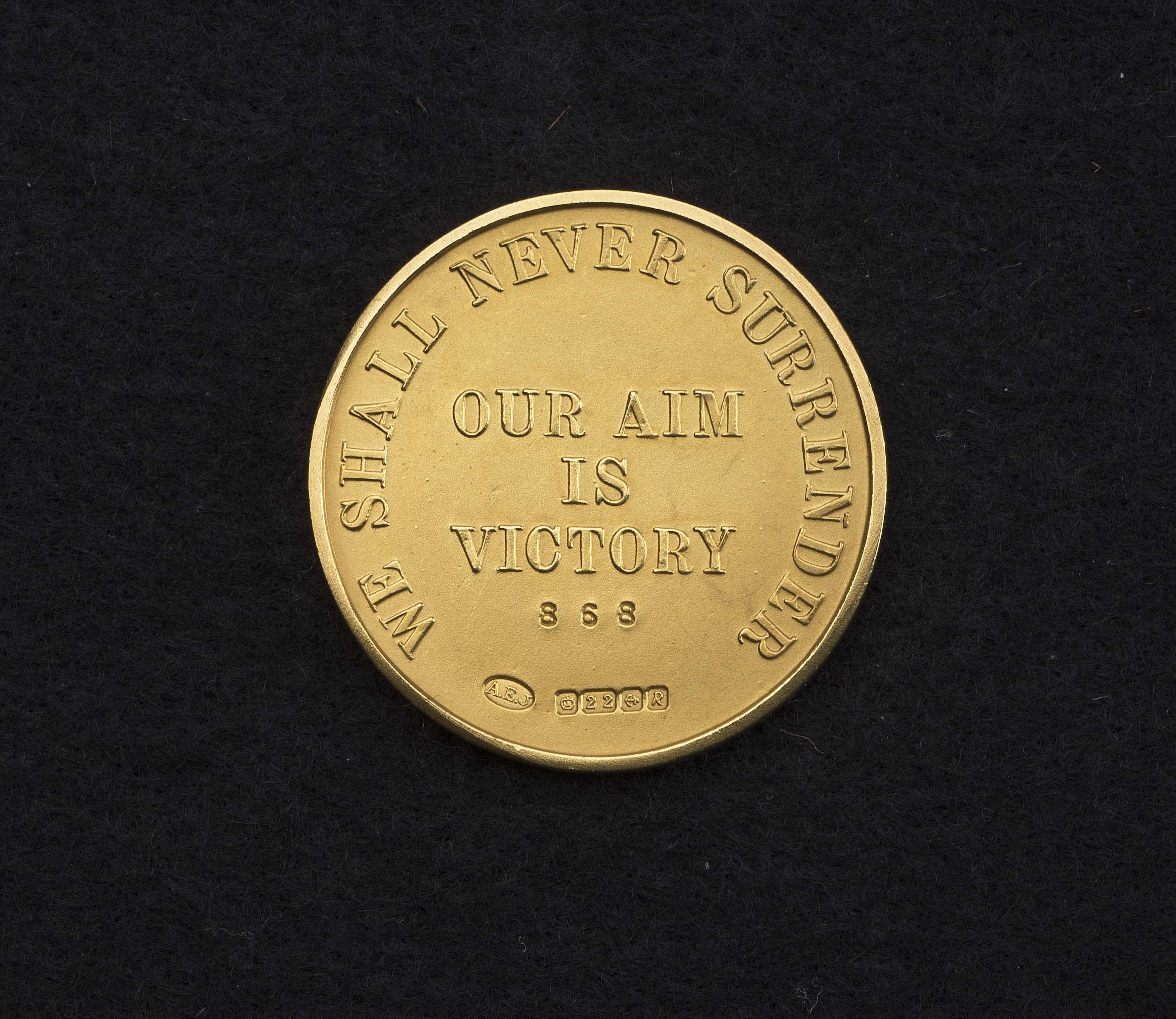 A 22CT GOLD WINSTON CHURCHILL MEDALLION Image