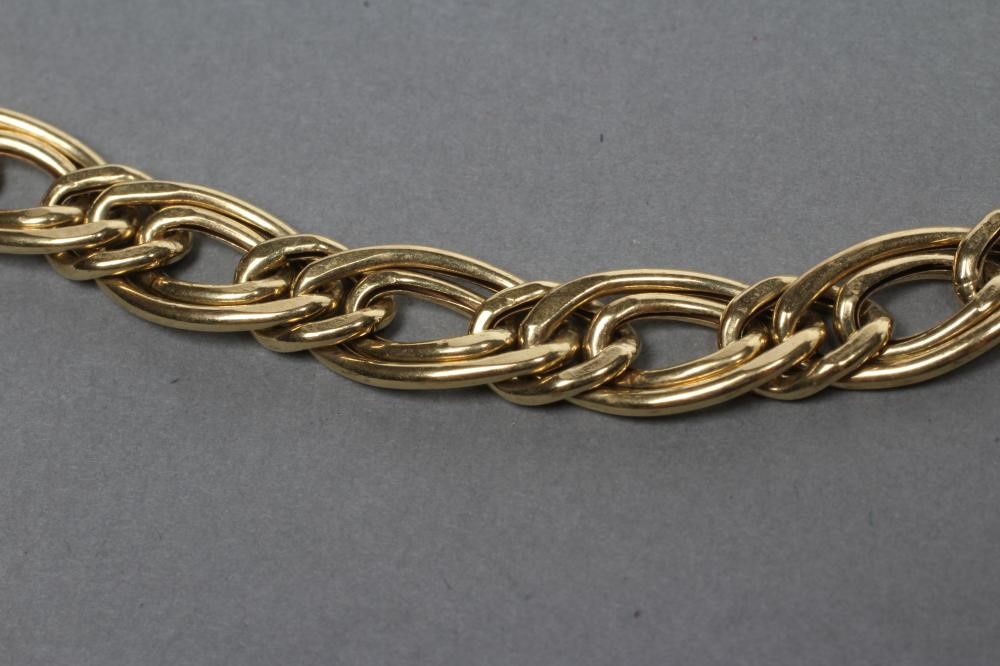 A FANCY CHAIN NECKLACE Image