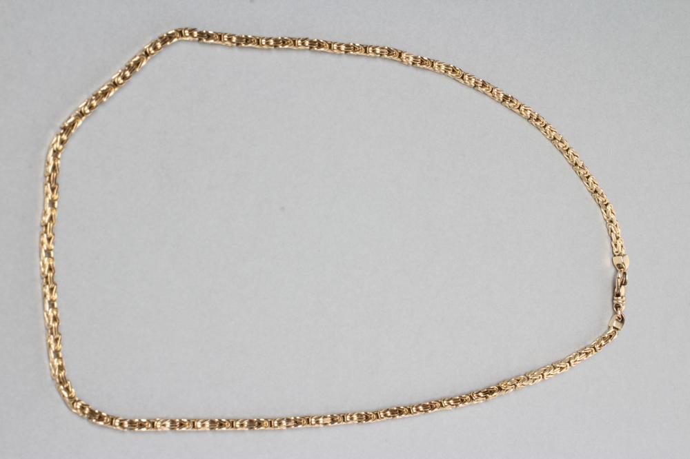 A FANCY CHAIN NECKLACE Image