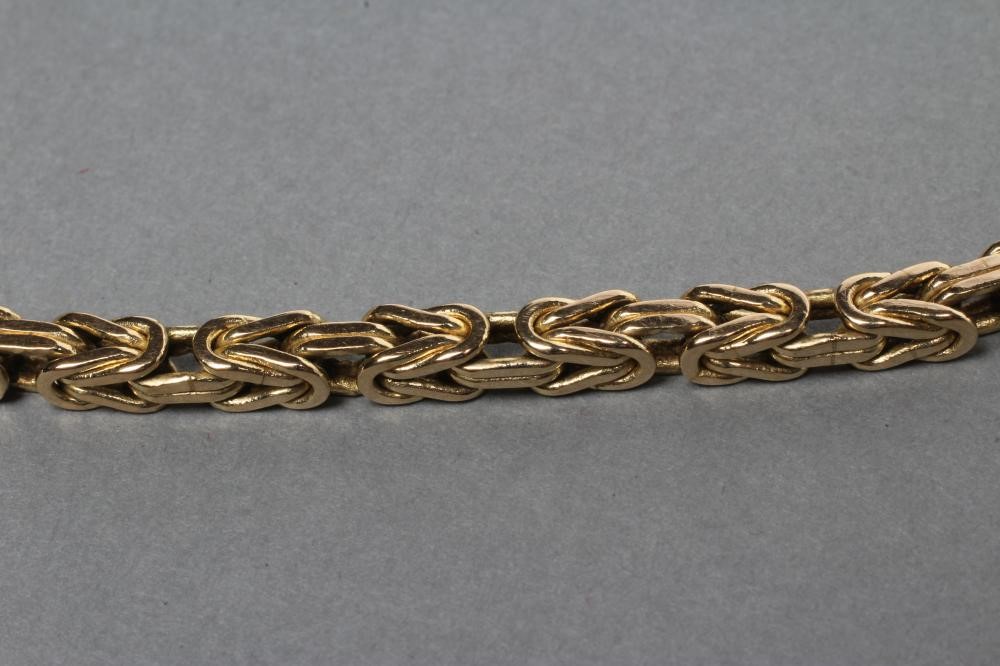 A FANCY CHAIN NECKLACE Image