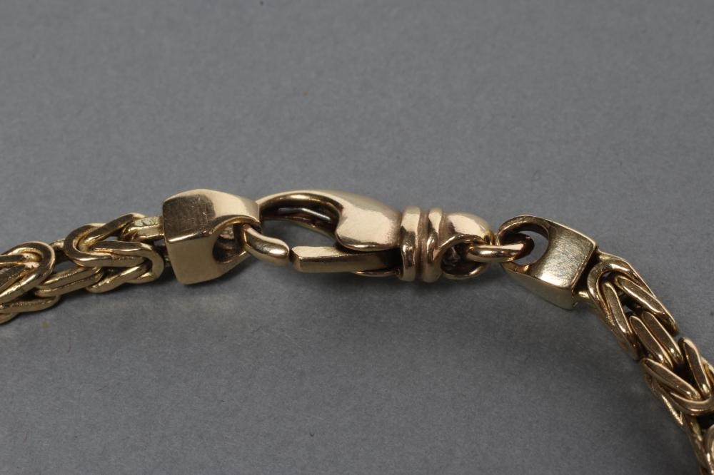 A FANCY CHAIN NECKLACE Image