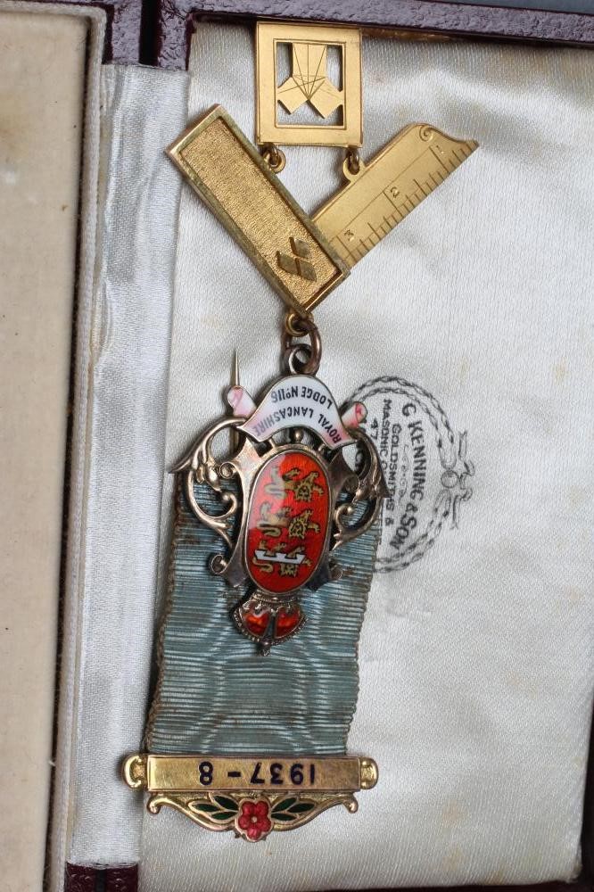 A 9CT GOLD MASONIC MEDAL Image