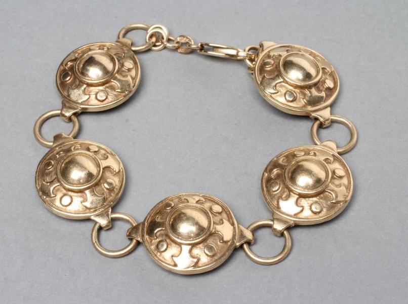 A 9CT GOLD BRACELET Image