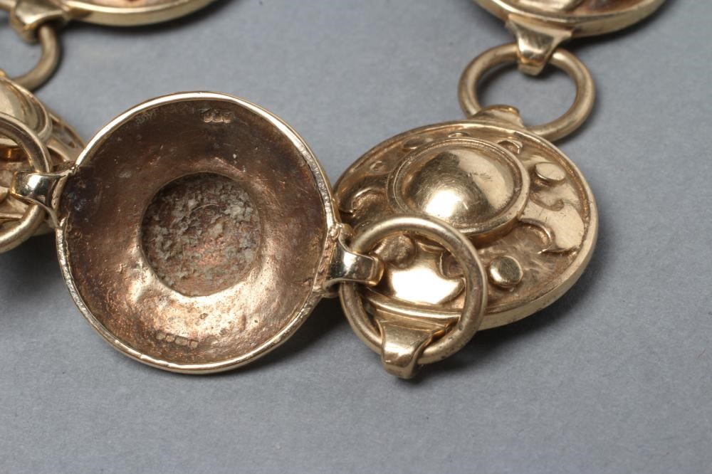 A 9CT GOLD BRACELET Image