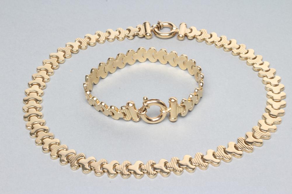 A WISHBONE LINK NECKLACE AND MATCHING BRACELET Image