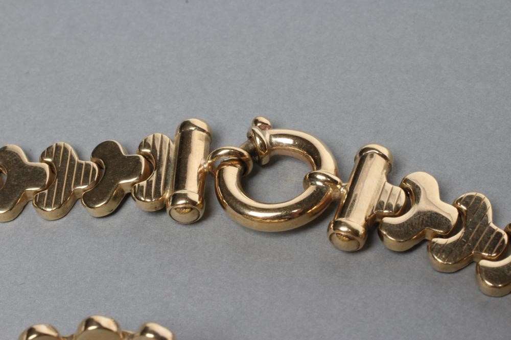 A WISHBONE LINK NECKLACE AND MATCHING BRACELET Image