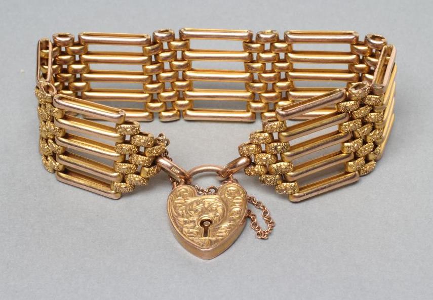A LATE VICTORIAN BAR GATE BRACELET Image