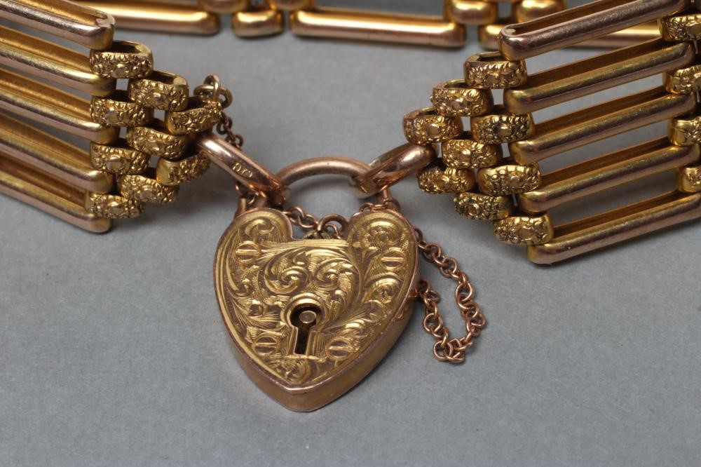 A LATE VICTORIAN BAR GATE BRACELET Image