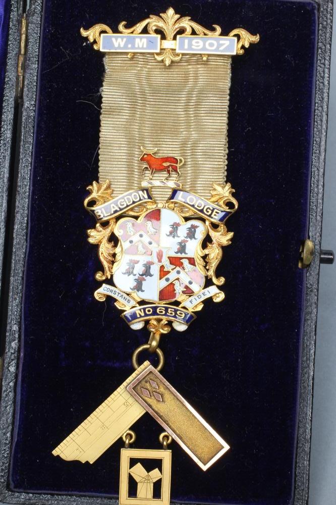 AN EDWARDIAN 9CT GOLD AND ENAMEL MASONIC MEDAL Image