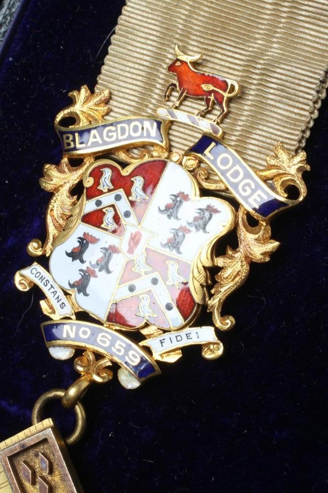AN EDWARDIAN 9CT GOLD AND ENAMEL MASONIC MEDAL Image