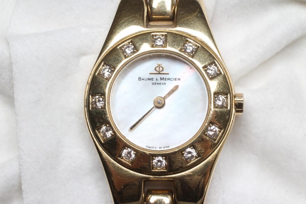 A LADY'S 18CT GOLD BAUME & MERCIER WRISTWATCH Image
