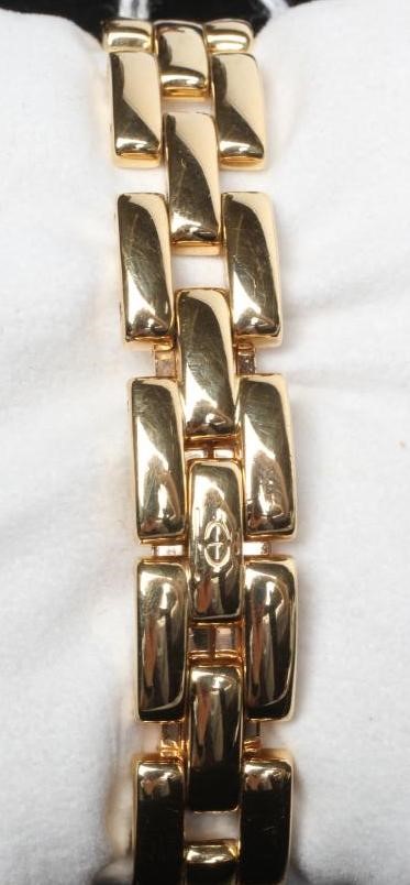 A LADY'S 18CT GOLD BAUME & MERCIER WRISTWATCH Image