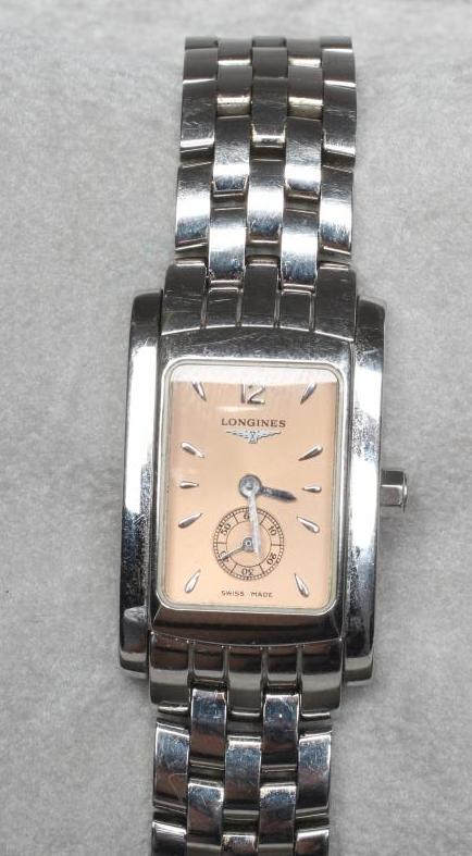 A MID SIZE LONGINES WRISTWATCH Image