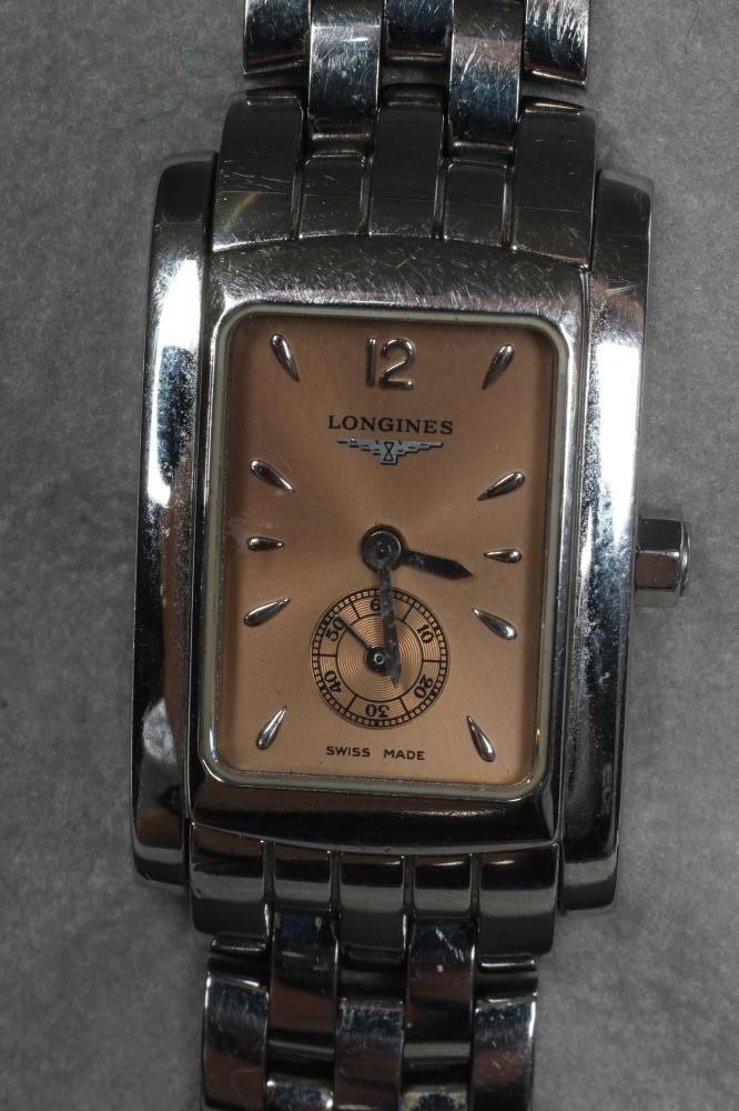 A MID SIZE LONGINES WRISTWATCH Image