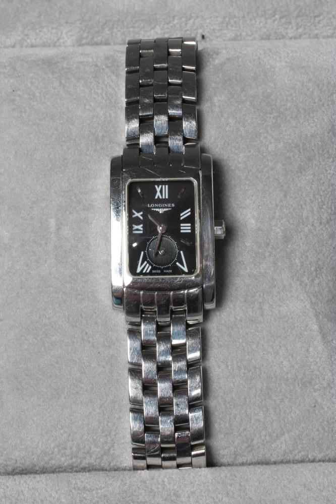A MID SIZE LONGINES WRISTWATCH Image
