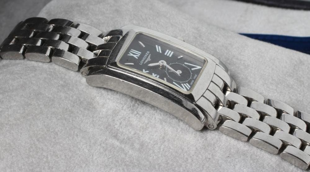 A MID SIZE LONGINES WRISTWATCH Image