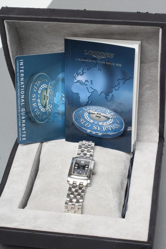 A MID SIZE LONGINES WRISTWATCH Image
