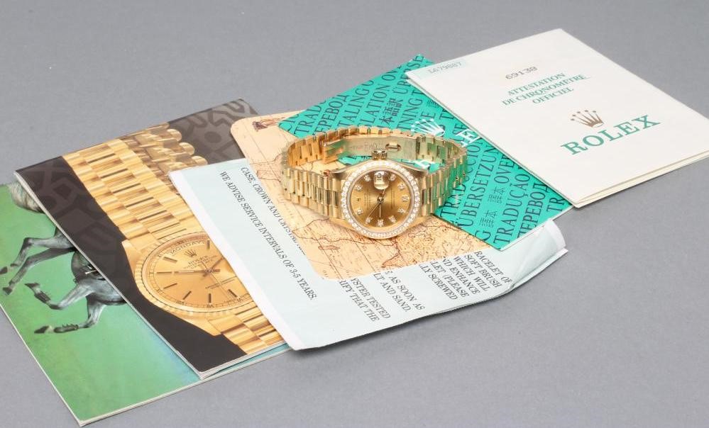 A LADY'S 18CT GOLD AND DIAMOND ROLEX OYSTER PERPETUAL DATEJUST SUPERLATIVE CHRONOMETER Image