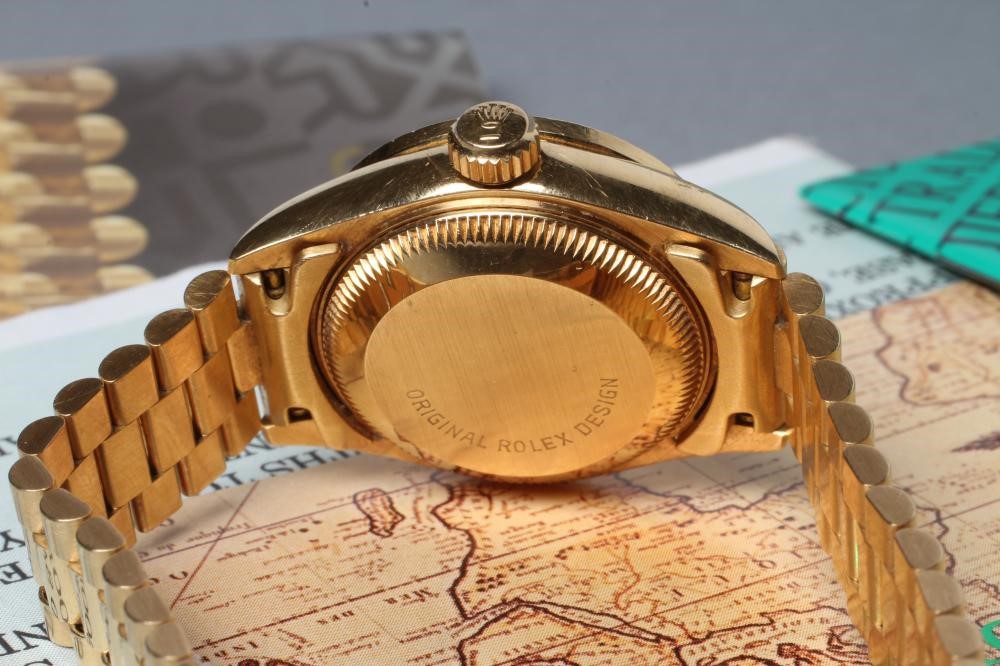 A LADY'S 18CT GOLD AND DIAMOND ROLEX OYSTER PERPETUAL DATEJUST SUPERLATIVE CHRONOMETER Image